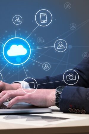 Businessman hand typing with cloud technology system and office symbol concept Curso Gestiona Información Mediante el Uso de Software en Línea