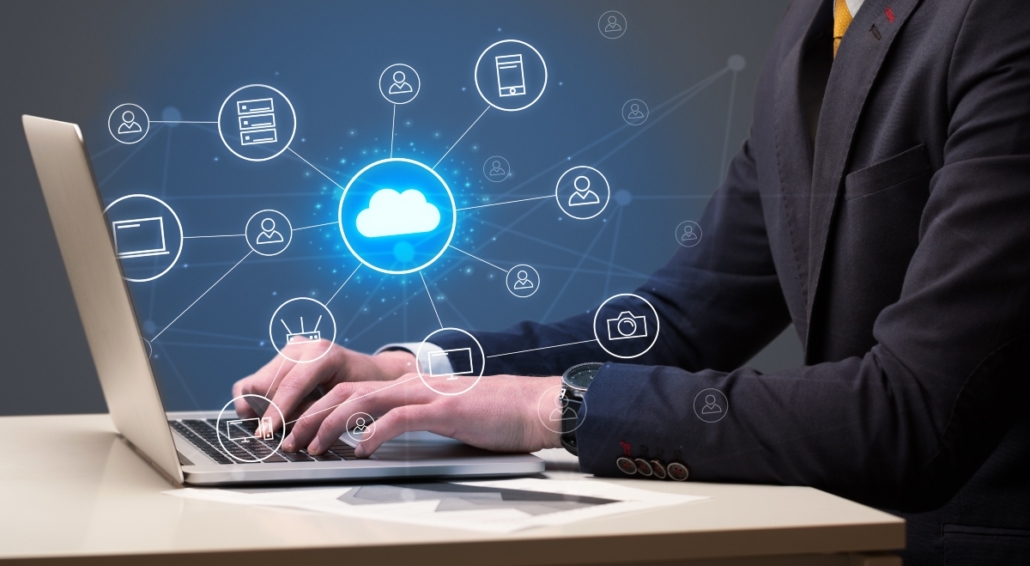 Businessman hand typing with cloud technology system and office symbol concept Curso Gestiona Información Mediante el Uso de Software en Línea